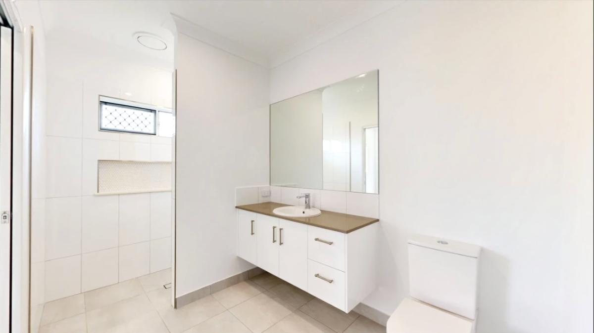 L424 Flora – Bathroom